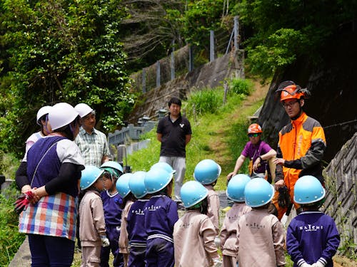 森のほいくえんでの環境教育活動の一コマ
