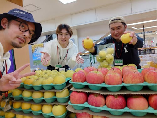 現役の藤崎町地域おこし協力隊(写真中央)が地元農家、行政と連携して首都圏にて開催した藤崎町物産イベントのひとこま