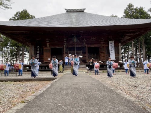 村のシンボルでもある「勝常寺」