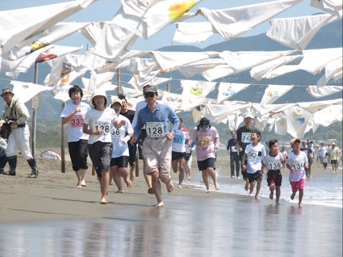 はだしマラソン全国大会。39回の開催で、はだしなのにケガ人がゼロ!美しい砂浜が自慢