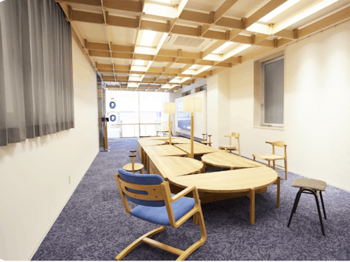 木の温もりを感じられるスペースでお待ちしております!