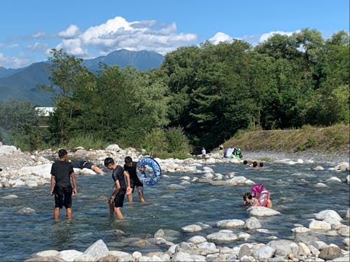 夏は市内のきれいな川で水遊び