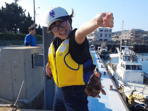 徒歩10分の漁港で釣り体験