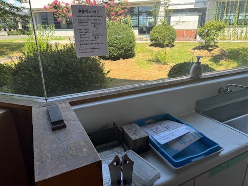 肥後守というナイフで鉛筆を削る教育文化があります(写真は会染小学校)