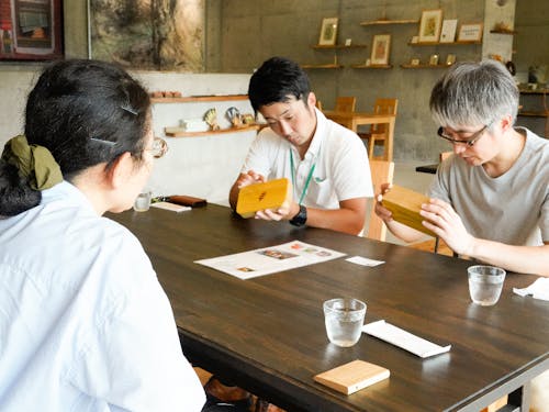 ● 景色の良いカフェでお昼ごはん。匠の聚(むら)というカフェで、ツアーに参加される人に合わせて地域おこし協力隊の先輩を招いてご飯を食べます。木工の職業訓練校に通う、個別ツアーに参加された方には地域おこし協力隊で木工をされている方に会っていただきました。実際に作っているものを見てもらったり、会話を通してしたいことができるか(=地域資源があるかどうか)の確認もしていただくことができます。
