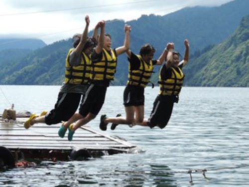 ダム湖でのレクリエーションの様子