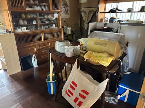 10年空き家とは思えない今も人が住んでいそうな生活感。このまま住めそうな程、食器や家電が残っていました。
