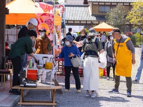 勝光寺で開催された「マルシェすわいさ」