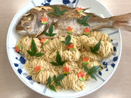 日野祭で食べられる大皿に盛られた鯛そうめん