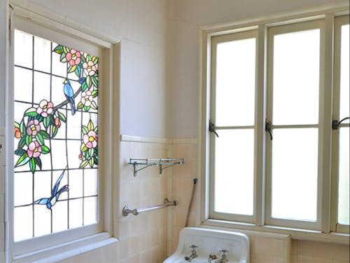 ステンドグラスが美しい客人のために作られた浴室