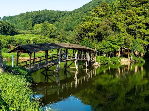 弓削神社の屋根付き橋