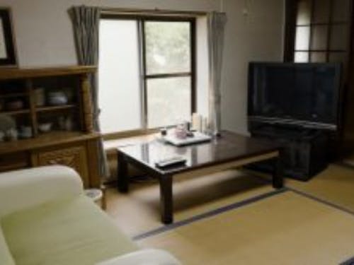 廊下の一部分は湿気で床がきしむが部屋の状態は特には問題なし。