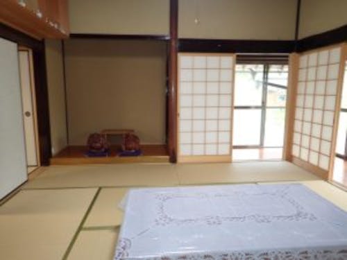 部屋数は4DKで夫婦2人なら十分。2階もあるのでお客が来ても大丈夫そう。