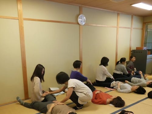 個人の生業も地域で活かそう(これは私がセルフケア講座をしている時の写真です)