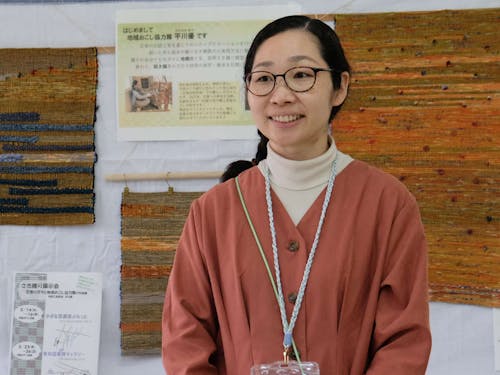 地域おこし協力隊の平川優さんと一緒にさき織りを体験