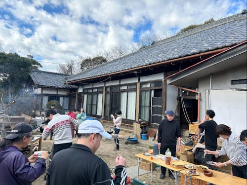 こちらは参加者の方々で一緒に昼食を食べている写真です!