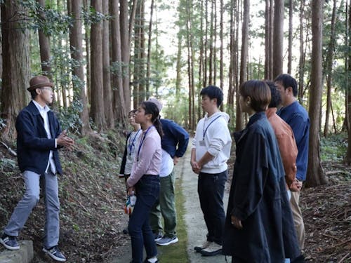 地域ガイドを傾聴している様子