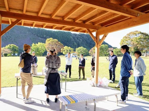 移住者と交流する。