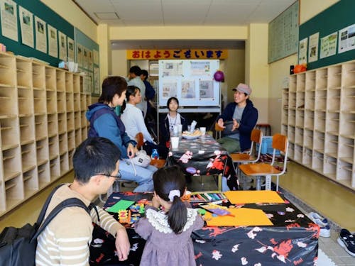 地域や自治体関係者と意見交換している様子