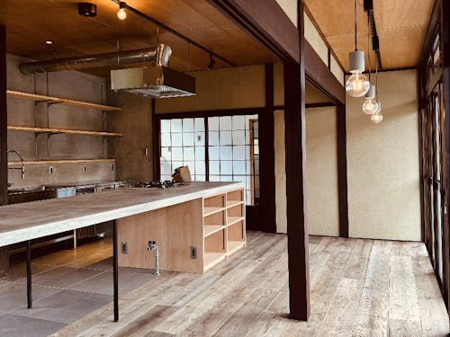 年内のオープンを目指し、内装の準備中