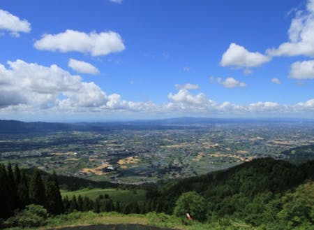 つくばね公園から望む城端の散居村風景。この風景・文化を継承に力を貸してくれる方を待っています。