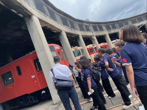 台湾彰化市の学生へガイドする様子