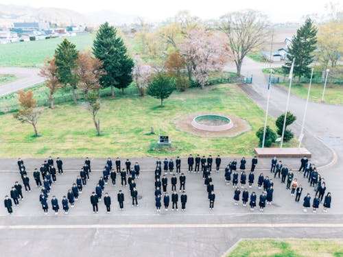 約100人の高校生たちがあなたを待っています。