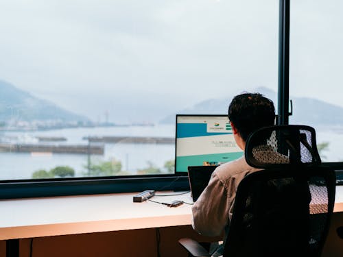 山と海を一望できるオフィスでリラックスしながら仕事ができます