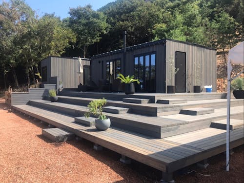 鷹巣の山に整備した木造トレーラーハウス。海を望む宿泊施設として整備中