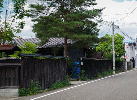 名士の旧家が残る岩崎の町並み