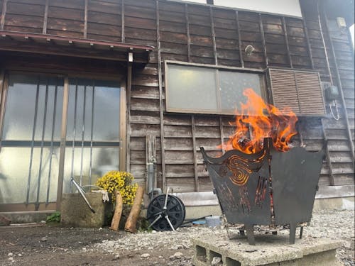 古民家の庭で焚火