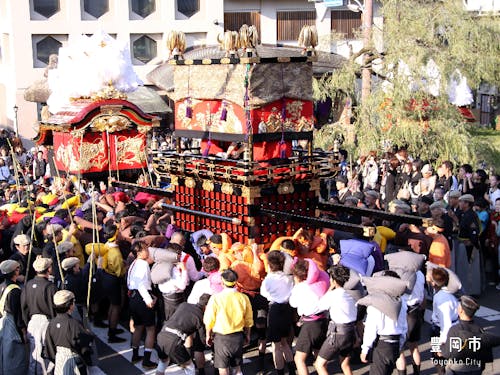 城崎の秋のだんじり祭りは年一番の盛り上がり