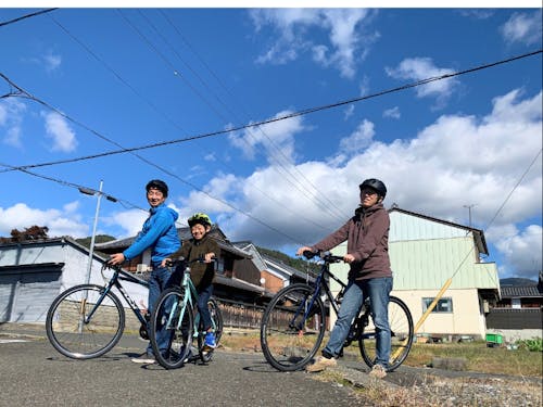 家族でサイクリングも。琵琶湖周、田園地帯、さまざまなルートを楽しんでいる