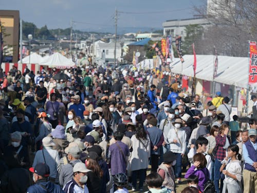 地元畜産農家のこだわりが詰まった美味しいお肉や新鮮な果物、野菜などを楽しめます。