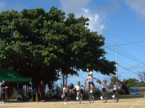 運動会で一輪車を披露
