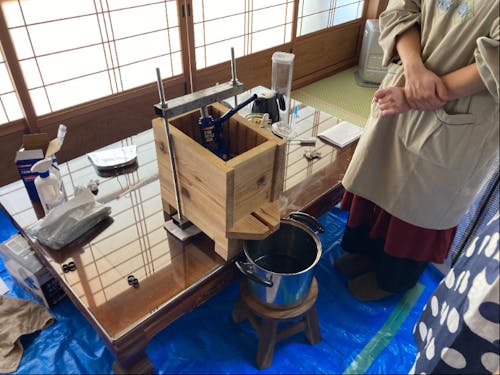 熟成した醤油絞り体験。できたて醤油の試食もできます