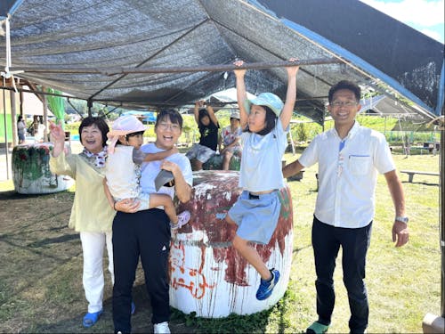 保育園遊学に参加したご家族と園長先生