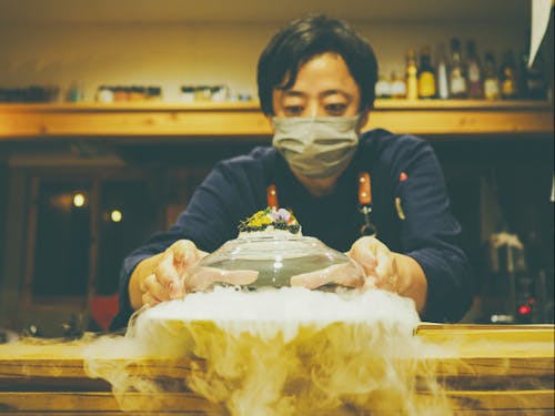 彦六又十郎にて料理中の岡本智之さん