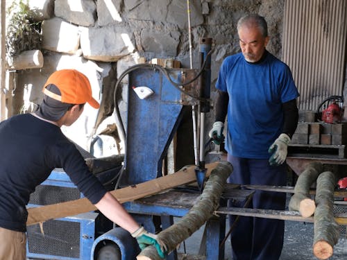 窯に合わせてアラカシの木の長さや太さを調整中の様子