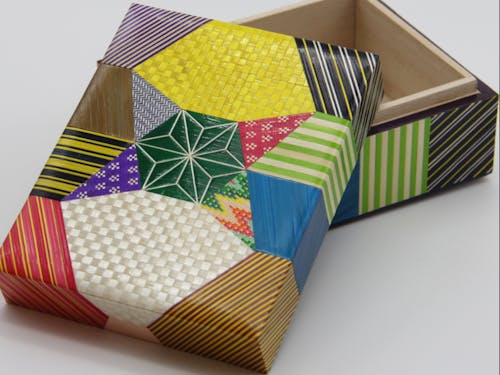 カラフルな桐箱