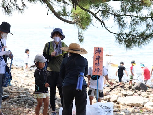 地域団体によるカヌー教室後の海岸清掃の様子