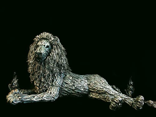 ニッパー型つめ切りの廃材でできたライオン像