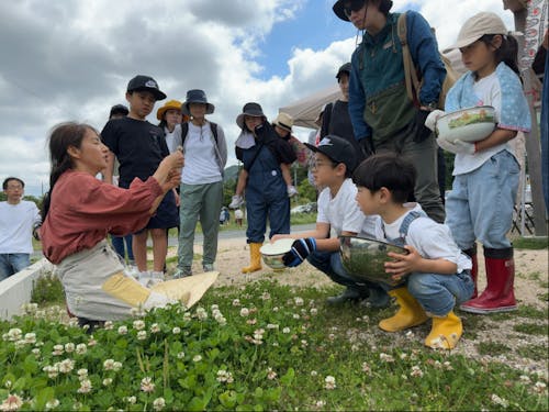 （過去の様子）野草の解説に聞き入る参加者の皆さん