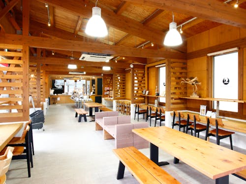 コウノトリ本舗の内観