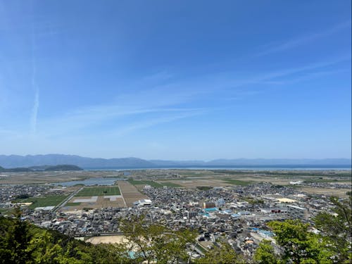 休日に低山ハイクもおすすめです!奥に見えるのは琵琶湖です。