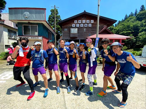 山を走るトレイルランナーチーム