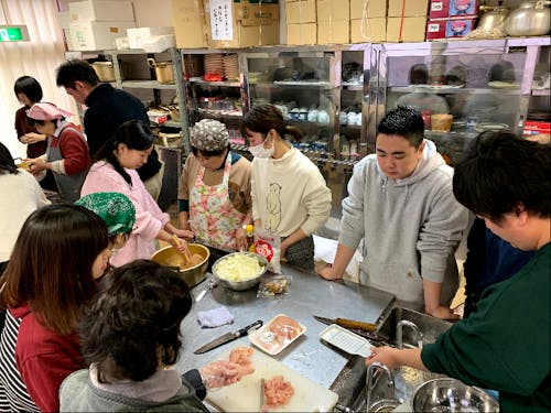 郷土料理の体験会では、地域の方が主導して移住者に伝授していました。