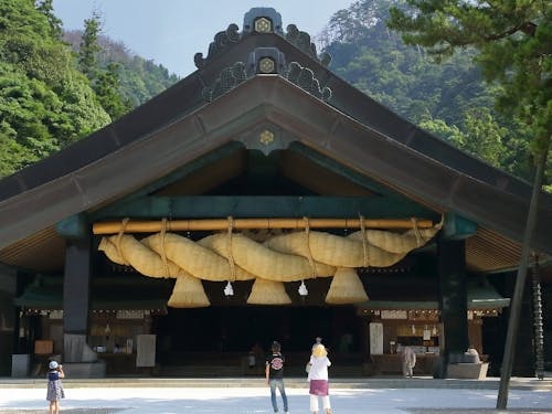 出雲大社に奉納する日本一の大しめなわも制作しています。