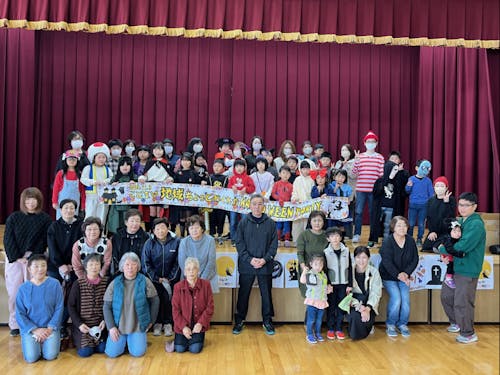 集落で開催したハロウィンパーティーの様子