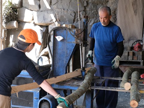 窯に合わせてアラカシの木の長さや太さを調整中の様子